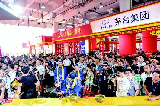 8月8日，在2017中国高端酒展览会现场，茅台展柜前聚集了大量市民。 记者 任磊磊摄