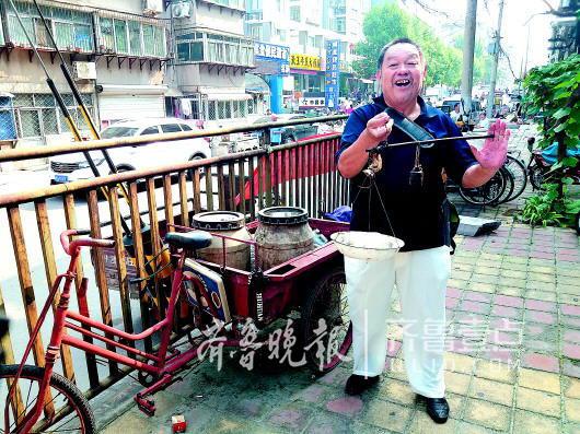 20多年来,于新民蹬三轮边卖咸菜边寻找老济南叫卖声。齐鲁晚报·齐鲁壹点 记者于悦 摄