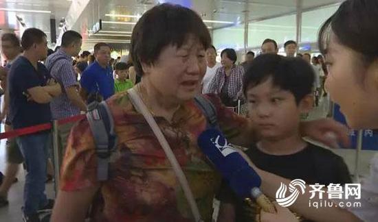 “為了保護我孫子，啥都沒拿。當時真是嚇死了?！笔着貪慰兔舷壬赣H說。