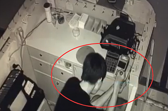 c7d6b61d97b56b0098a16a03ae3cfbfc.png 民警到達(dá)現(xiàn)場后,發(fā)現(xiàn)商場一到四樓八個(gè)收銀臺被撬盜,被盜人民幣一千一百余元。但現(xiàn)場并沒有發(fā)現(xiàn)門窗被撬的痕跡。