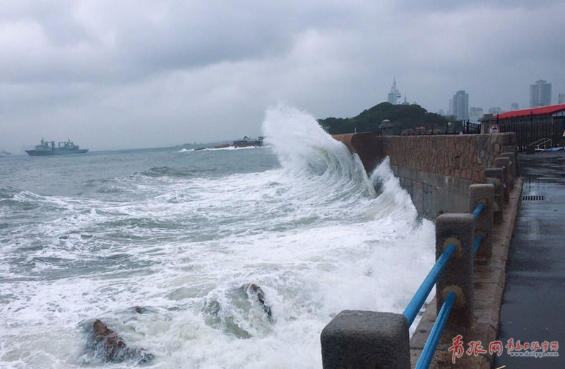 青島海邊上演“驚濤拍浪,卷起千堆雪”壯觀景象。