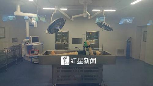 ▲展女士當時在這個手術室完成相關手術,特制的低溫手術臺上是一個假人