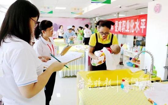 全国巾帼家政服务职业大赛上,家政服务人员在比拼技能。资料片