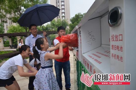 正直花園社區居民正在投放舊衣物。