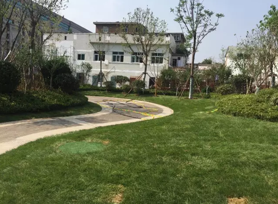 工人正在現(xiàn)場施工: