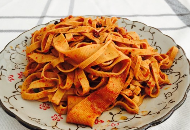 麻辣豆皮是一道美味可口的小吃,可以配上芹菜或者黄瓜等小凉菜来食用,口感独特,不过小编建议:千万控制辣子的量~~