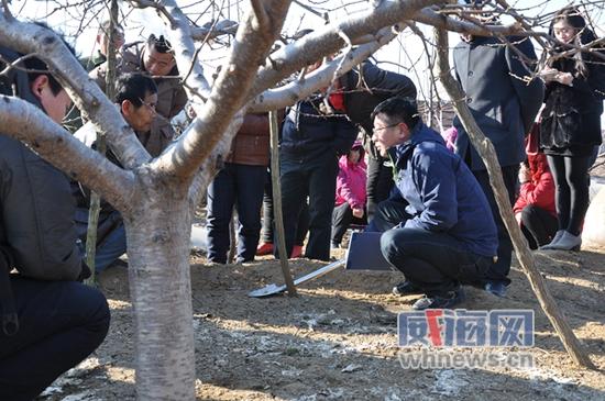 市人社局邀请土壤改良专家袁黎明博士为贫困村群众进行土壤改良培训。资料片