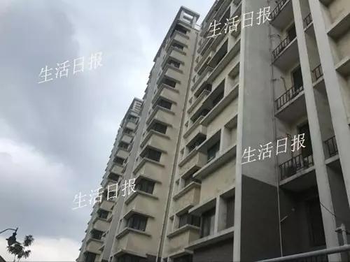 想喝水了,想抽煙了,他就爬到門口大喊