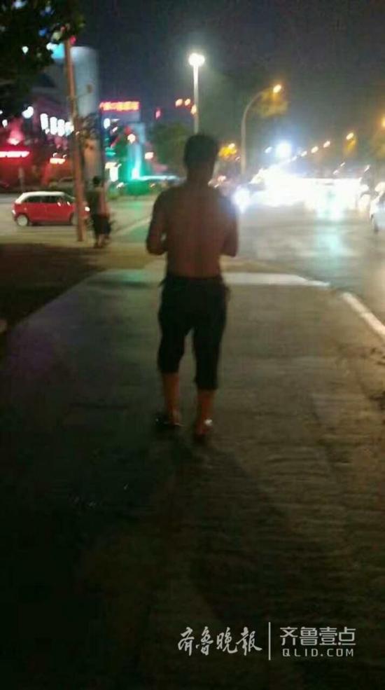 游到落水者身邊,把他們推到岸邊