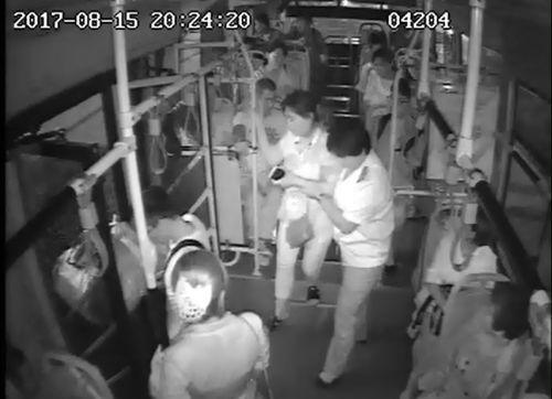 駕駛員攙扶患病女乘客去醫(yī)院(視頻截圖)