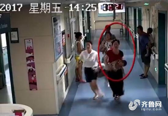 可以看得出來,紅衣女子是在孩子性命攸關(guān)時(shí)刻伸手相救。那么她是誰呢?孩子現(xiàn)在的病情是否好轉(zhuǎn)了呢?記者來到了諸城市人民醫(yī)院。