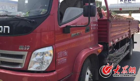 這輛重型貨車被一名17歲的未成年小伙駕駛了幾十公里。