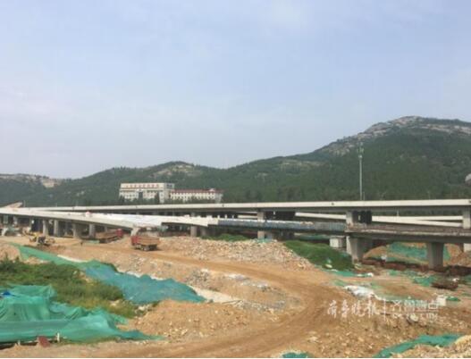 　　济南最大的立交桥——搬倒井立交正在建设中。