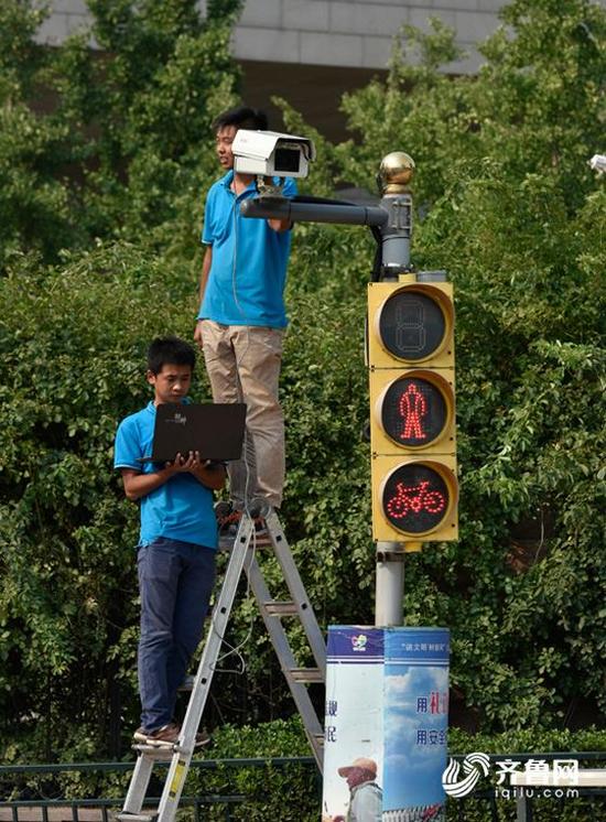 自济南启动闯红灯人脸抓拍系统以来，十字路口闯红灯的现象得到明显改善，但是仍有部分行人不顾交通信号灯随意闯红灯。