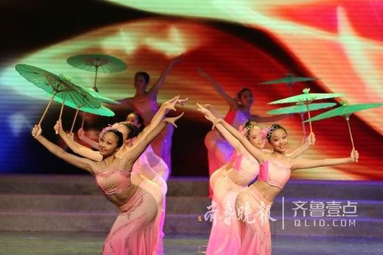 2017中国青少年宫文化艺术节近日泉城济南举办，1300名青少年在“艺术节”这个大舞台上尽情展示艺术风采。