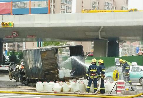 消防队员正在对失火车辆进行喷射 见习记者陈曦 摄