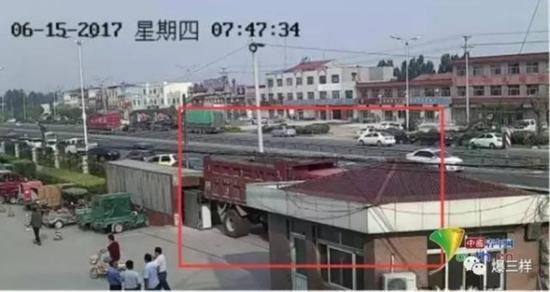 医闹事发当天,大卡车堵住了惠民县医院大门口。