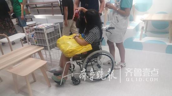 坐著輪椅逛宜家