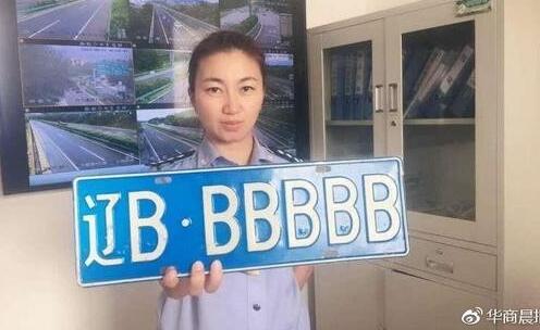 有不少駕駛人心存僥幸偽造機動車號牌。不過大連一男子偽造的號牌，甚至連交警都從來沒見過，因為太假了……