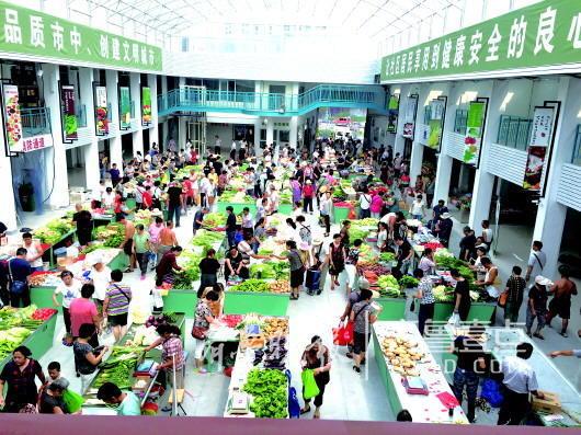 济南市民在新开业的郎茂山农产品市场购物。