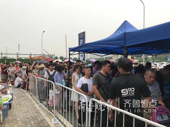 顧客排起長隊，保安維持秩序。王倩 攝