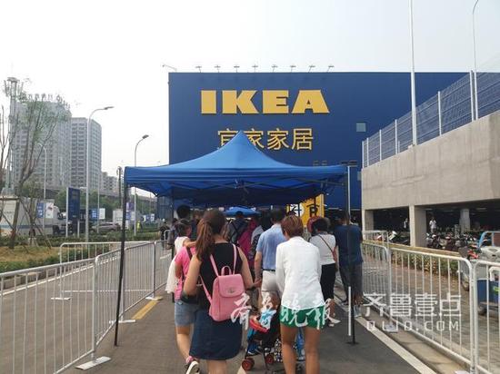 排隊的顧客。于悅 攝