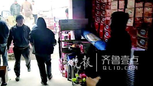 (3月中旬,桓臺(tái)縣鹽務(wù)局在余大羽的倉(cāng)庫(kù)搬走了25噸多鹽。現(xiàn)場(chǎng)錄像截圖)