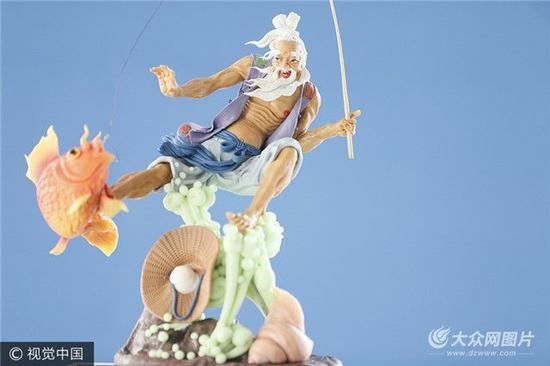 謝鑫現在一年能捏五六十件面塑作品,作品基本都是供不應求。