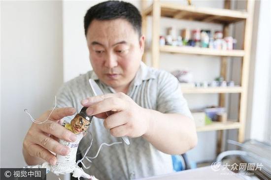 8月18日，在广州同和街的一处面塑工作室，中国面塑非遗传承人谢鑫，正埋头精心制作面塑作品。
