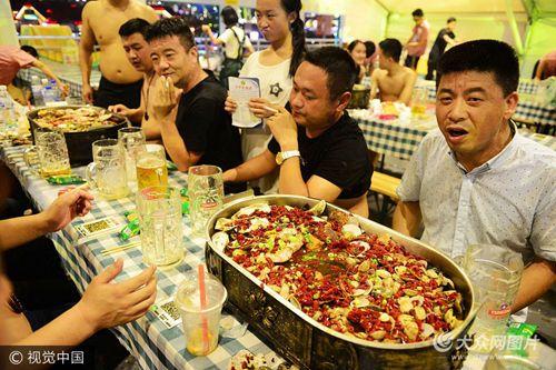 暢飲啤酒盡情狂歡度周末