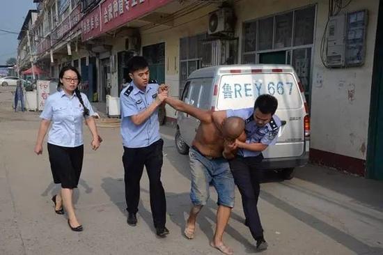 戴上手銬，帶上警車！↓↓