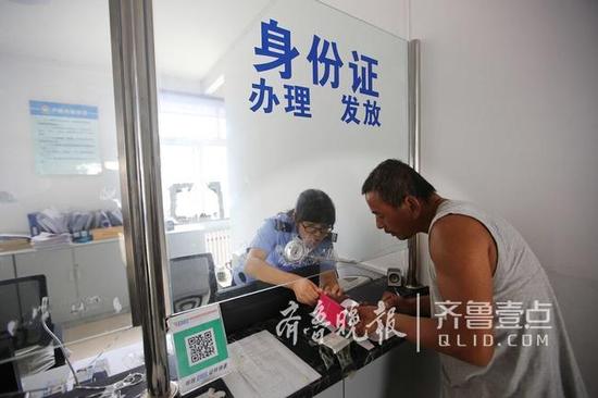 女儿住院,她仍不忘加班工作