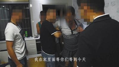 犯罪嫌疑人刘永彪被控制时的视频资料截图。警方供图