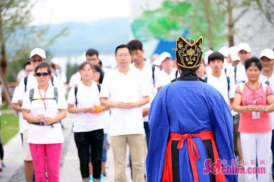 起點和終點附近設(shè)有補給站、救助站、簽章處和衛(wèi)生間，保障選手的健康和安全。全部選手完賽后，大家還共同完成了禮敬先師的活動。