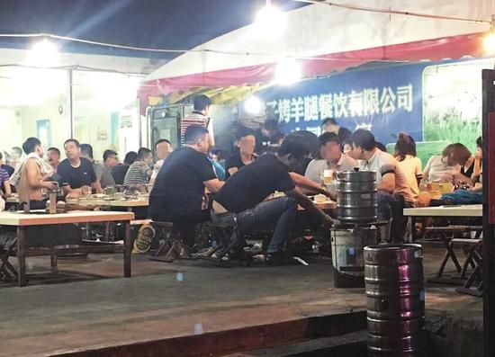 食客在燒烤一條街內就餐。