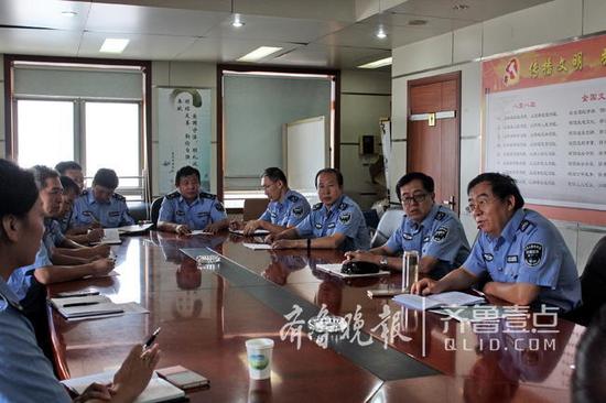 上午8点,局长王俊峰与同事们召开碰头会,总结前一天工作,安排当天工作。