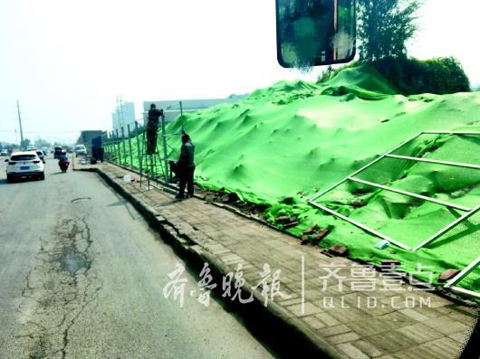 花園東路東頭瓶頸路段沿線已有部分區域拆除。 記者 王皇 攝