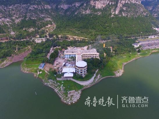 這個大型酒店建于1985年左右，緊靠水庫水邊風景優美。（齊魯晚報·齊魯壹點記者 周青先 攝）