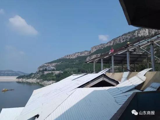 水上酒家拆除現(xiàn)場(chǎng)的一角，工人們正在拆棚子