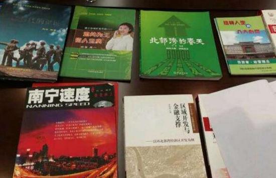 圖為警方查獲的部分傳銷宣傳材料