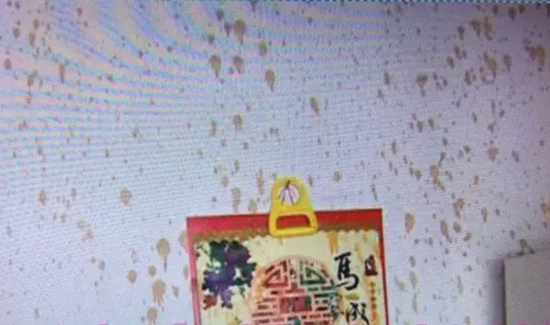 底料濺到墻壁和房頂上