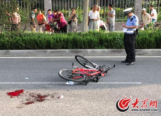 民警趕到現(xiàn)場后,肇事車輛已經(jīng)逃逸,僅剩一輛自行車和傷者流的一攤血
