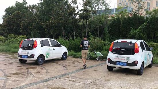 市民王先生首次使用共享汽车,按照APP指示,进行证件审核、车辆拍照、押金支付后成功取车。