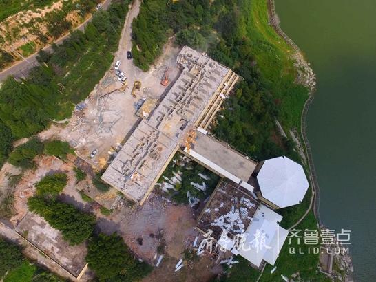 8月21日，記者航拍正在拆除的濟南臥虎山水庫北岸的水上酒家。（齊魯晚報·齊魯壹點記者 周青先 攝）