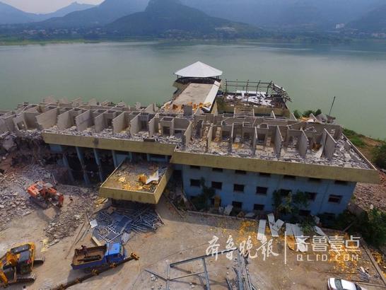 很多市民關心的是：那些水邊的別墅何時也能拆？ （齊魯晚報·齊魯壹點記者 周青先 攝）