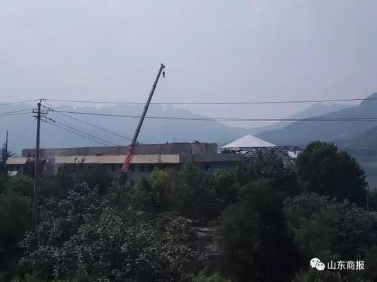 水上酒家南鄰水庫(kù)，另外三側(cè)則被茂密的樹(shù)木所遮掩