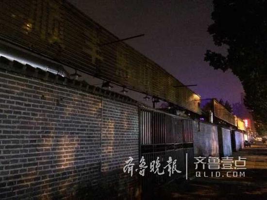 “昨天晚上還在營業(yè),但昨天也是最后一天,今天摘了牌子就沒在營業(yè),明天處理下設(shè)備就不干了。”一名燒烤店主說。