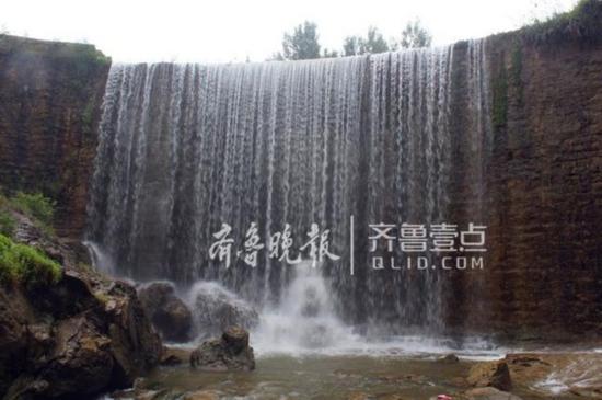 汛期雨量充沛,瀑布飛流直下