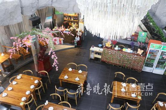 (濟南某小龍蝦店在室內環境上別具一格,有些高大上。)