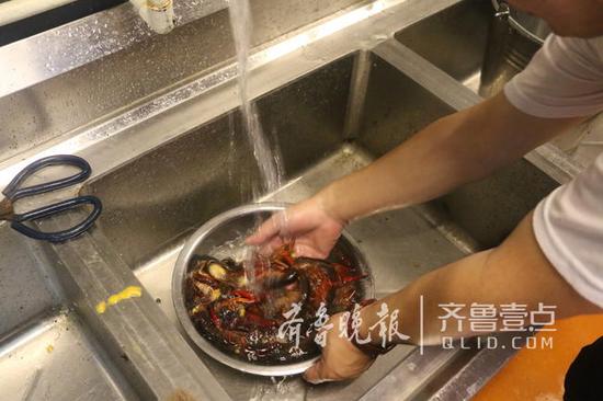 (剪去小龍蝦的頭部后,再用自來水清洗。)